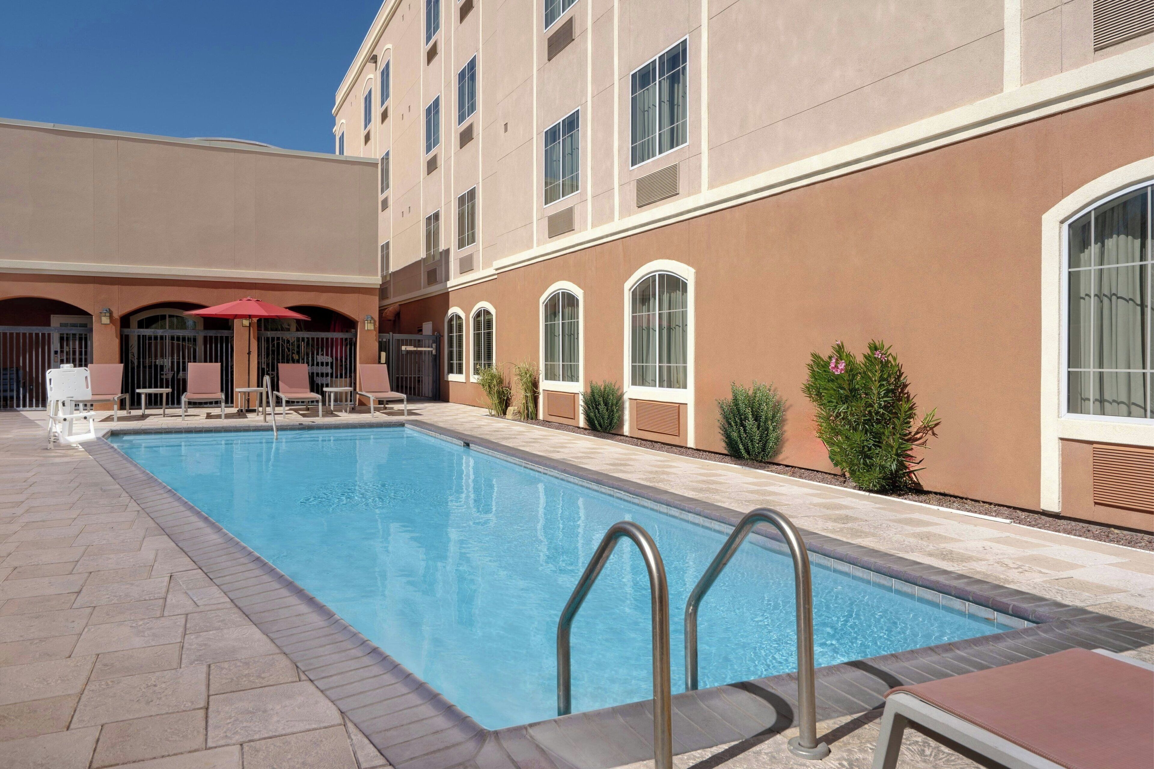 Kolam renang outdoor, dengan kursi berjemur