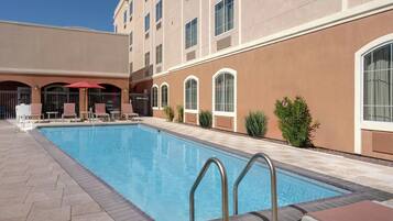 Kolam renang outdoor, dengan kursi berjemur