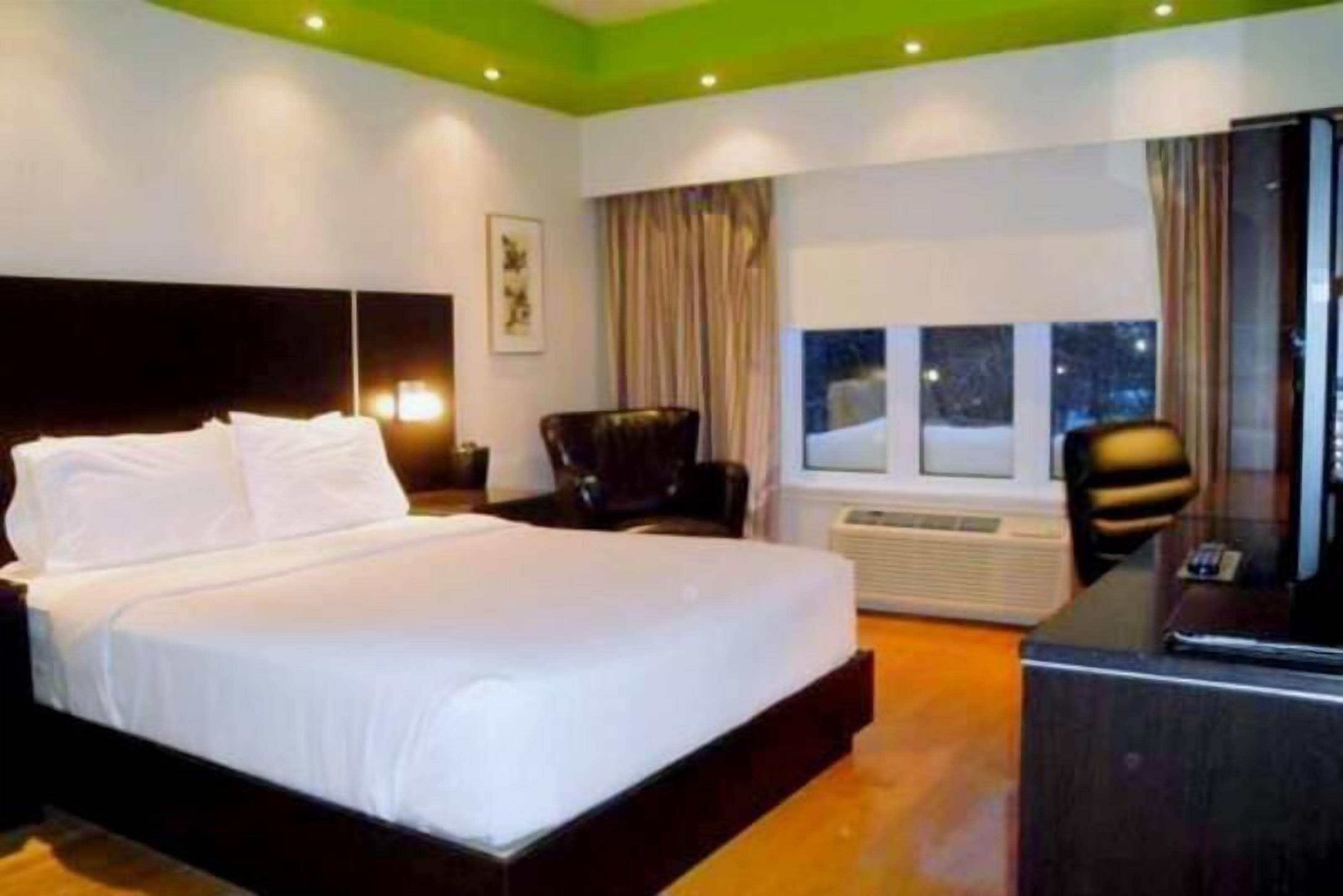 Escrivaninha, ferros/tábuas de passar roupa, berços (sobretaxa)