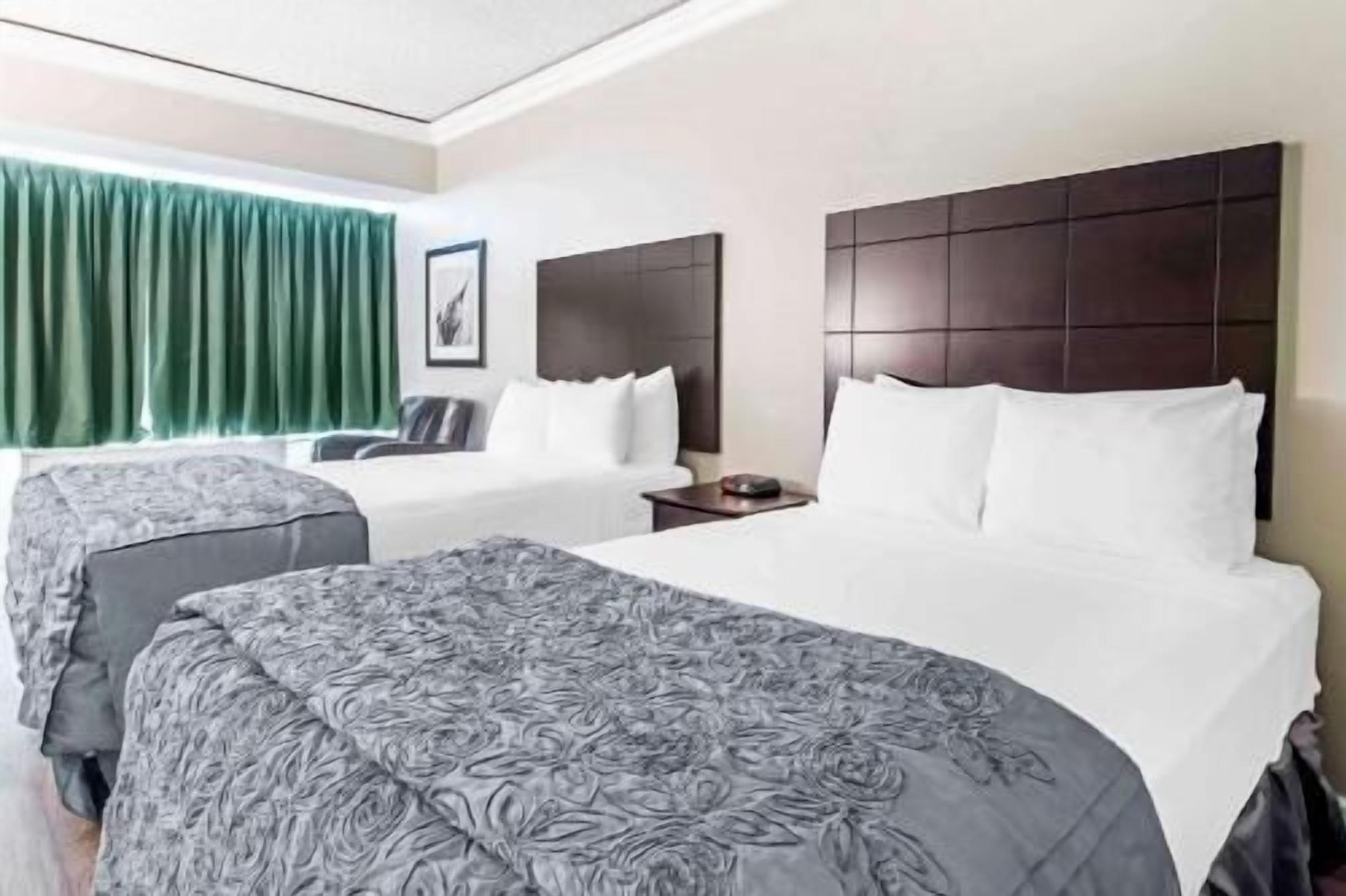 Escrivaninha, ferros/tábuas de passar roupa, berços (sobretaxa)