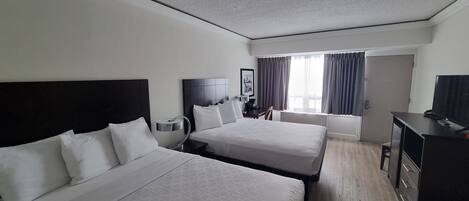 Huone, 2 keskisuurta parisänkyä, tupakointi kielletty | Työpöytä, silitysrauta/-lauta, vauvansängyt, lisävuoteet