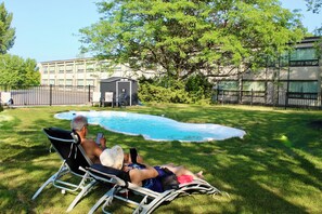 Piscine extérieure en saison