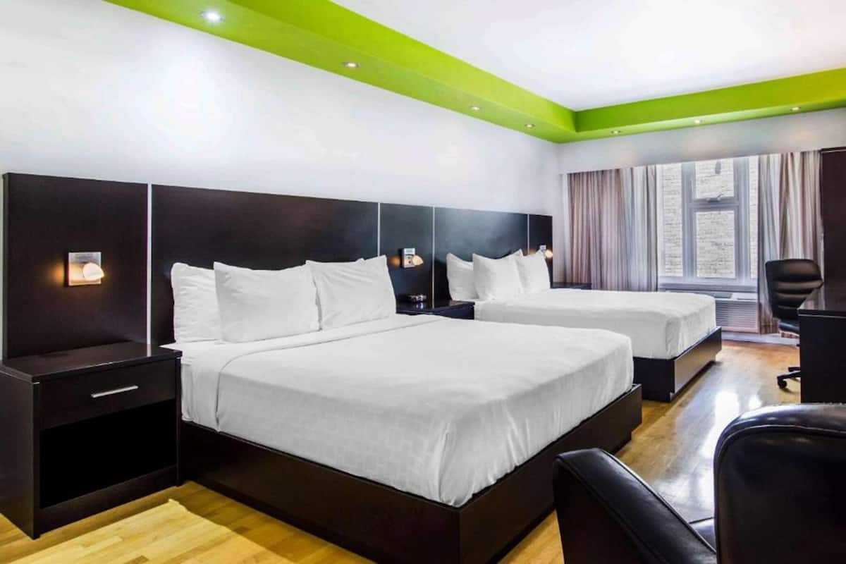 Rom – deluxe, 2 queensize-senger, ikke-røyk | Skrivebord, strykejern/-brett og barnesenger