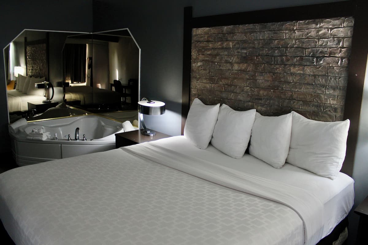 Deluxe Suite, 1 King Bed, Non Smoking | Desk, iron/ironing board, cribs/infant beds, rollaway beds