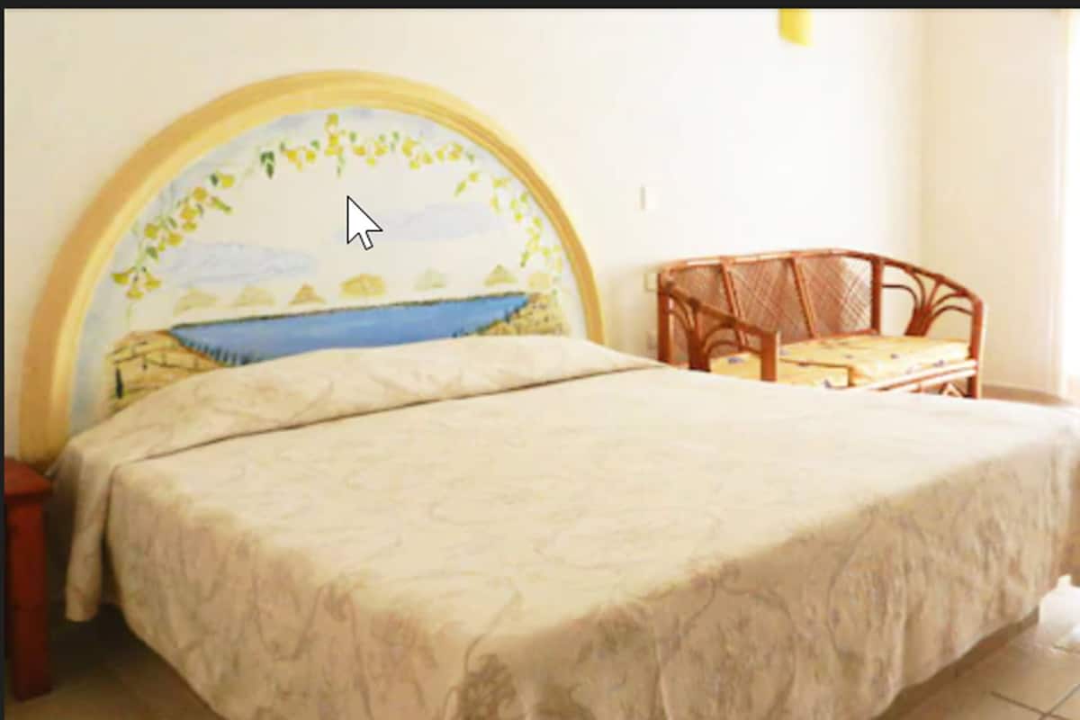 Kamer, 1 kingsize bed, gedeeltelijk uitzicht op oceaan | Individueel gemeubileerd