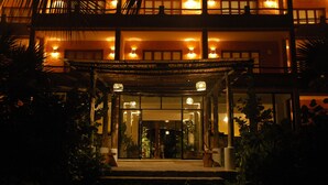 Front of property - evening/night - Hotel Istirinchá (Nautla)