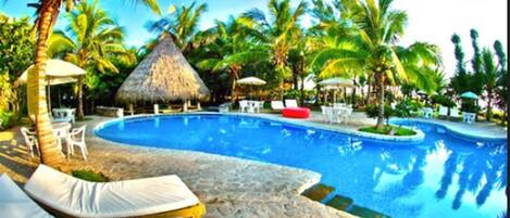 2 buitenzwembaden en parasols bij het zwembad