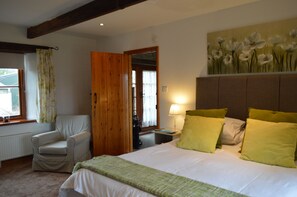 Suite – premium, balkong, hageutsikt | Blendingsgardiner, strykejern/-brett, wi-fi (inkludert) og sengetøy