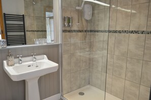 Suite Prestige, balcon, vue sur le jardin | Salle de bain | Douche, serviettes fournies