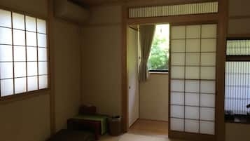 Quarto tradicional, um futon, para não fumantes (Heian, max 3 guests incl. children) | Ferros/tábuas de passar roupa, Wi-Fi de cortesia