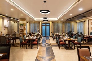 2 restaurantes, se sirven desayunos, comidas, cenas y cocina vegetariana