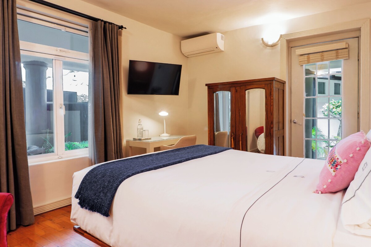Klassieke kamer | Luxe beddengoed, donzen dekbedden, een kluis op de kamer, een bureau