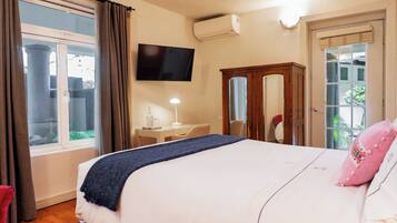 Classic Room | Premium bedding, down comforters, in-room safe, desk