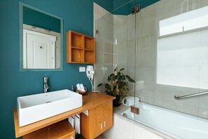 Habitación Deluxe | Baño | Ducha, artículos de higiene personal gratuitos y secador de pelo