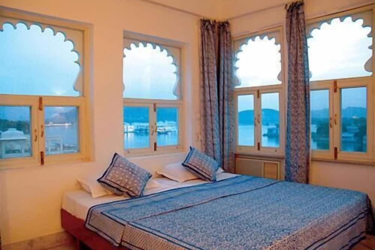 in-room safe, rollaway beds, free wifi, bed sheets