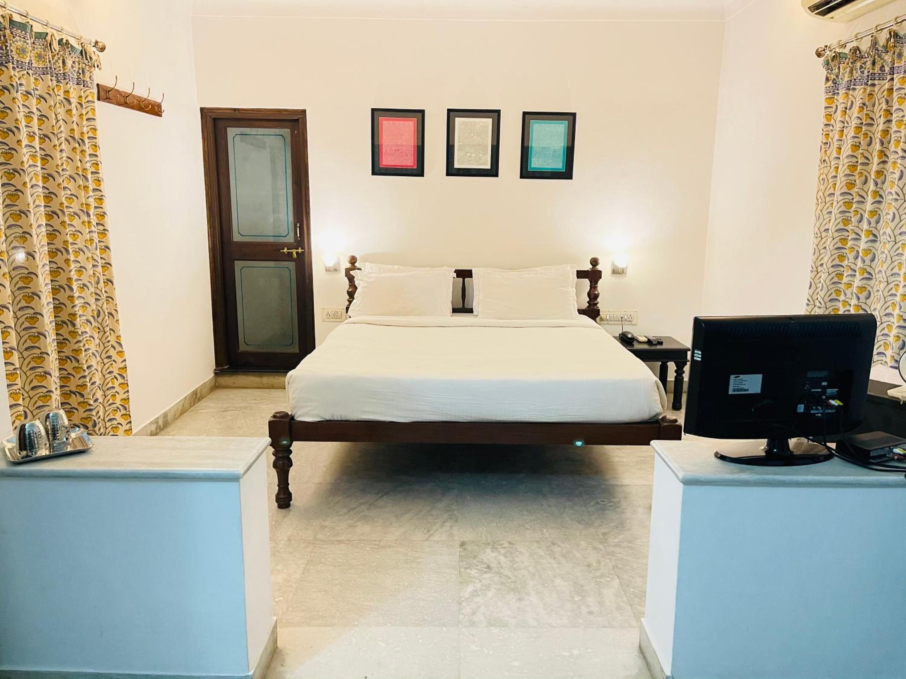 in-room safe, rollaway beds, free wifi, bed sheets