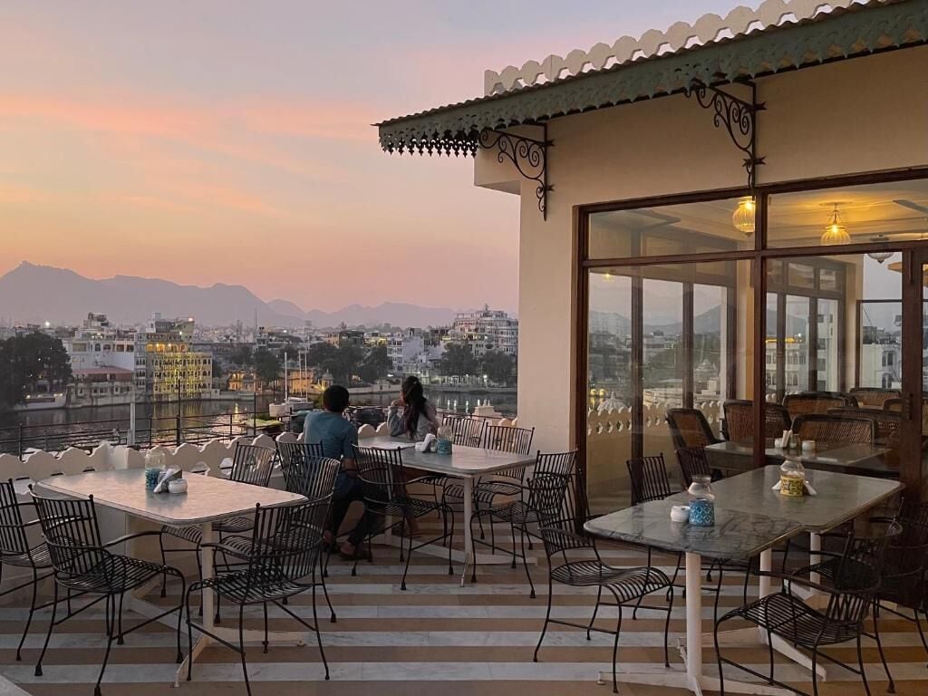 breakfast, lunch and dinner served