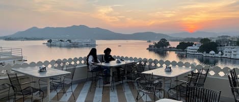 Breakfast, lunch and dinner served