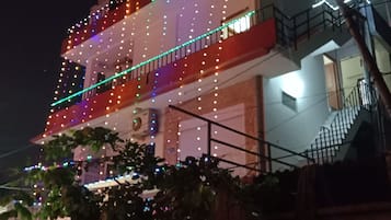 Mặt tiền nơi lưu trú