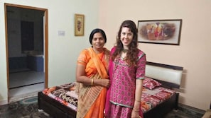 Premium bedding, Select Comfort beds, desk, laptop workspace - Ganesham Guest House (Jodhpur)