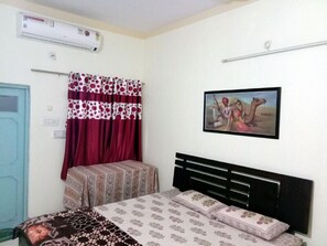 Premium bedding, Select Comfort beds, desk, laptop workspace - Ganesham Guest House (Jodhpur)