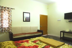 Premium bedding, Select Comfort beds, desk, laptop workspace - Ganesham Guest House (Jodhpur)