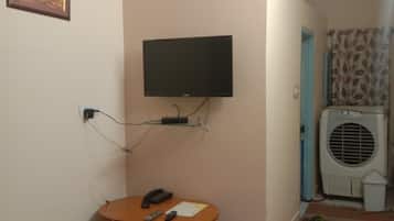 Premium bedding, Select Comfort beds, desk, laptop workspace