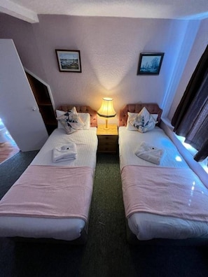 Desk, soundproofing, free WiFi, bed sheets