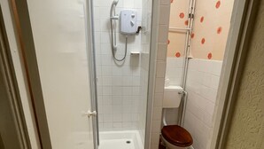 A bathroom with a shower enclosure, toilet, and a sink. - Belvedere Guest House, Great Yarmouth (Great Yarmouth)