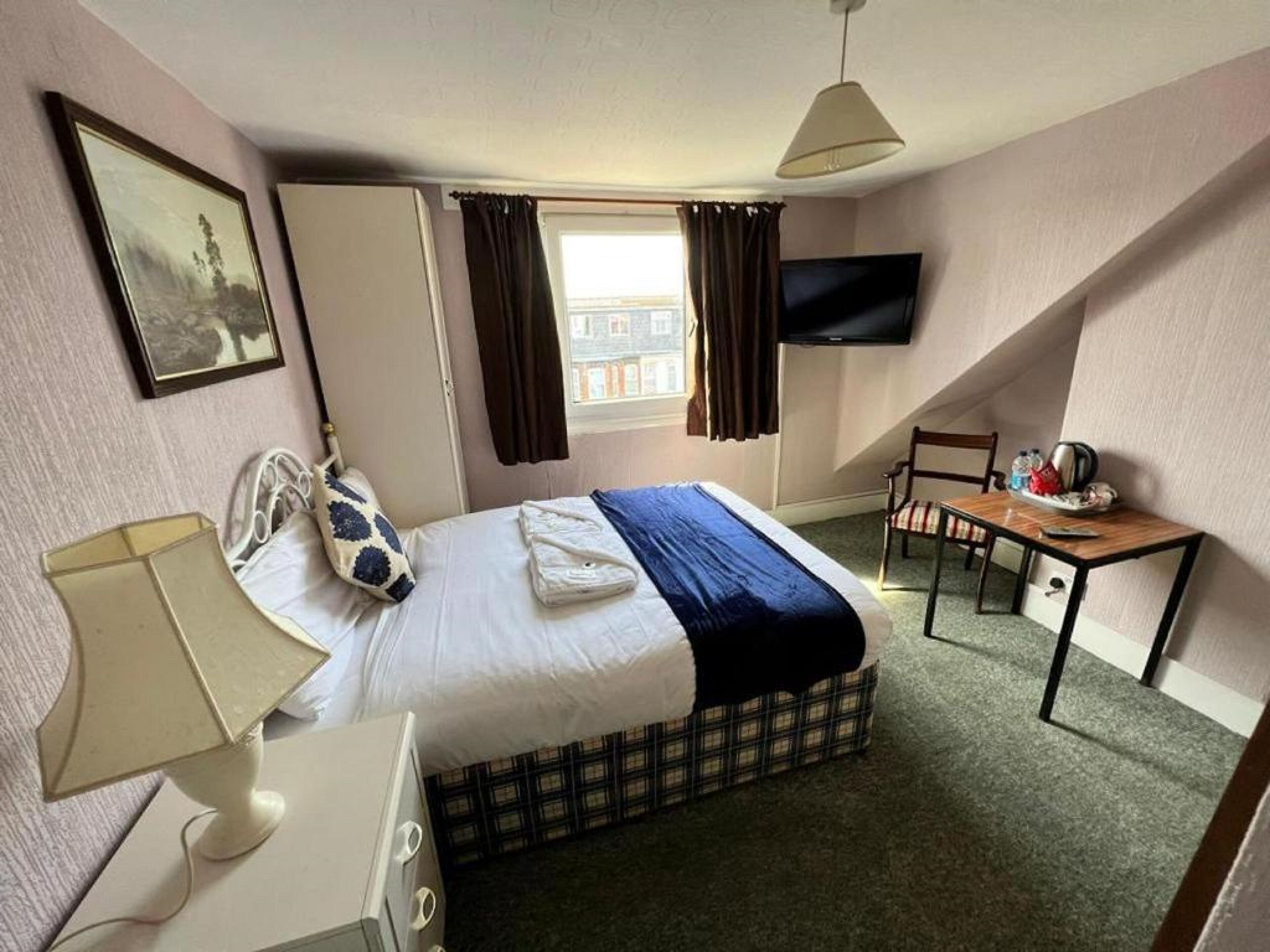Standard Double Room, 1 Queen Bed | Desk, soundproofing, free WiFi, bed sheets