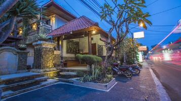 Voorkant accommodatie - avond/nacht