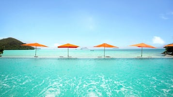 Piscine extérieure, parasols de plage, chaises longues