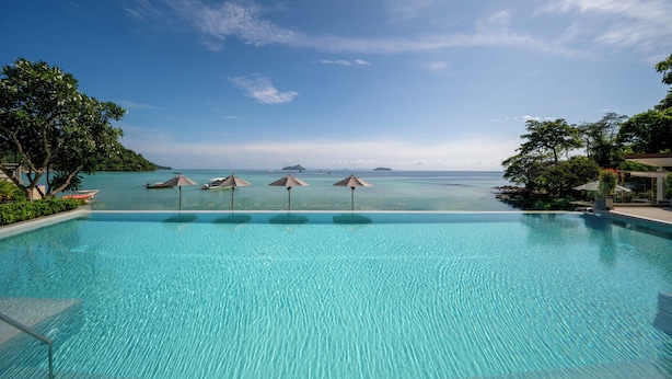 A clear blue pool with a view of the sea and distant islands. - Villa 360 (Ko Phi Phi)