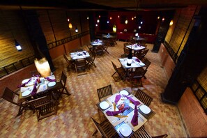 Phục vụ bữa trưa và bữa tối, nhìn ra biển