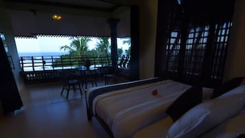 Sengetøy av topp kvalitet, dundyner, safe på rommet og skrivebord