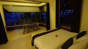 Sengetøy av topp kvalitet, dundyner, safe på rommet og skrivebord