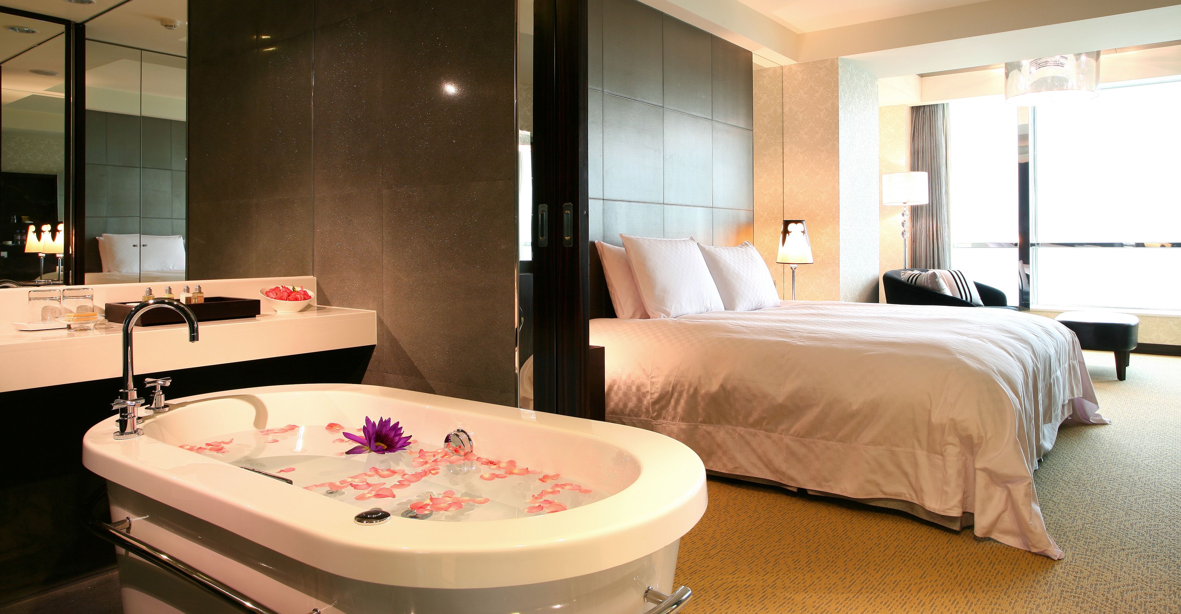 standard room, 1 double bed (moon) | bathroom | separate bathtub and shower, jetted bath, free toiletries, hair dryer