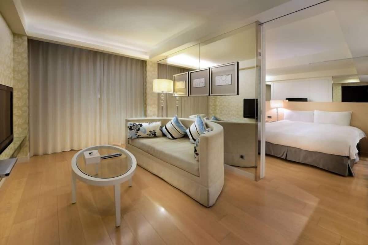 Premium bedding, down duvets, free minibar, in-room safe
