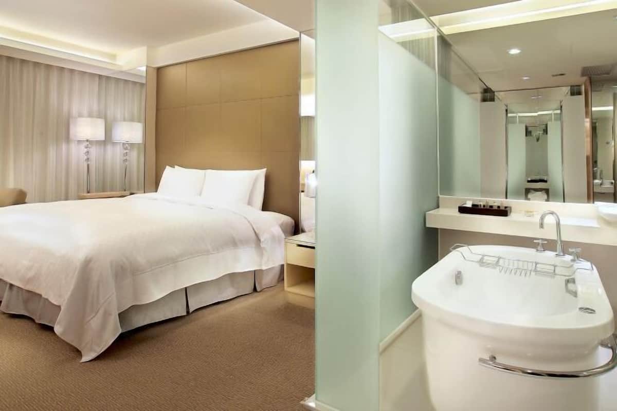Premium bedding, down duvets, free minibar, in-room safe