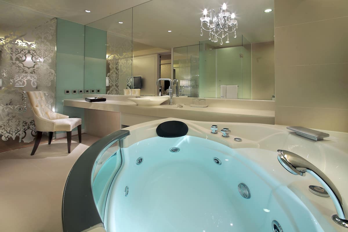 standard room, 2 double beds (sun) | bathroom | separate bathtub and shower, jetted bath, free toiletries, hair dryer