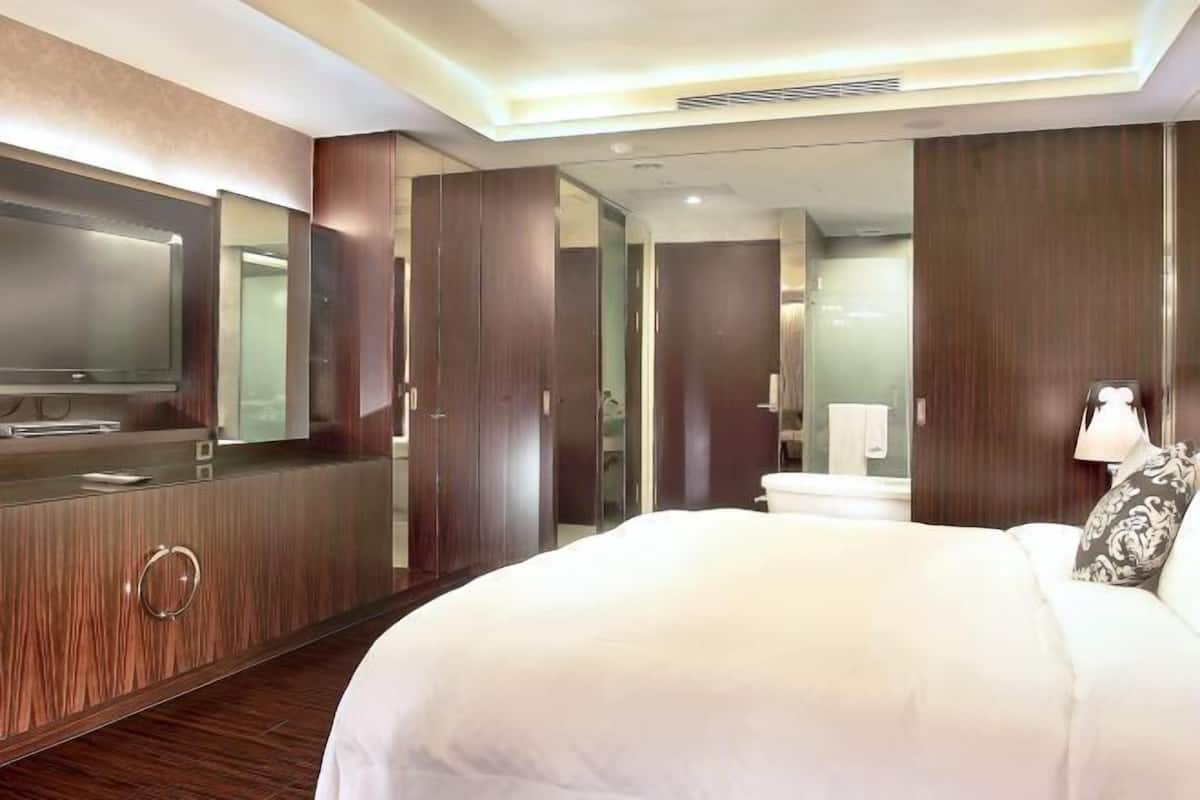 Premium bedding, down duvets, free minibar, in-room safe