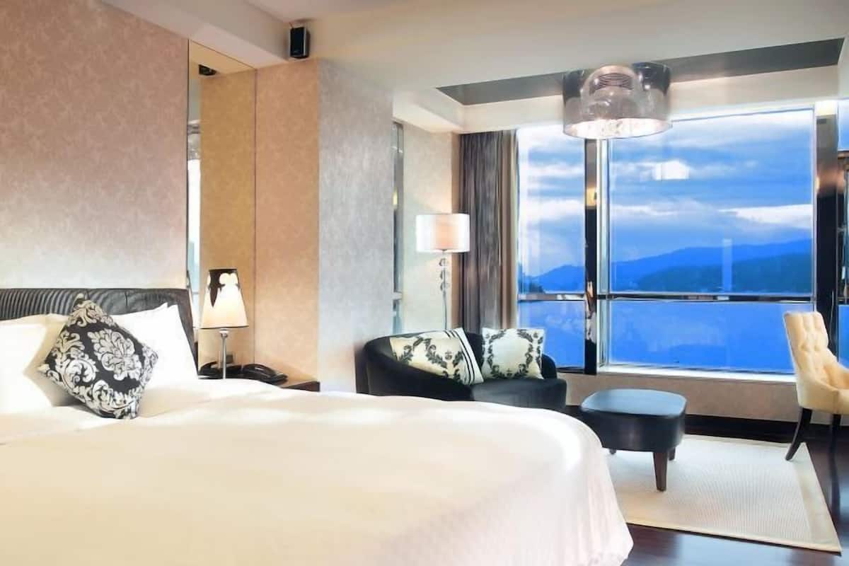 Premium bedding, down duvets, free minibar, in-room safe