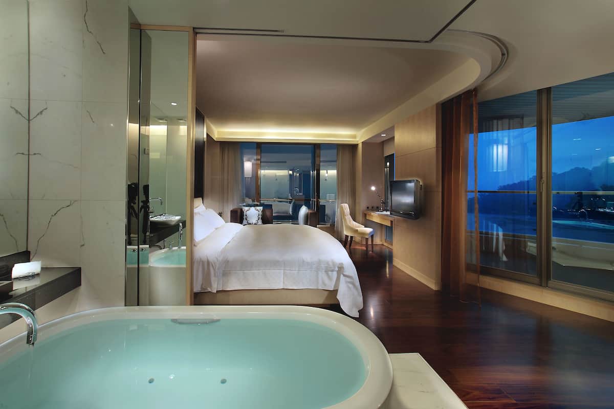 standard room, 1 double bed (lake) | bathroom | separate bathtub and shower, jetted bath, free toiletries, hair dryer