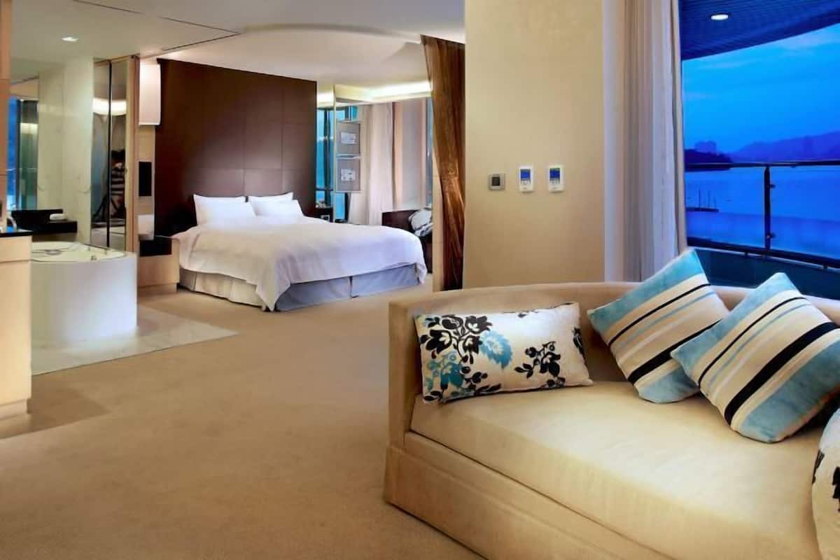 Premium bedding, down duvets, free minibar, in-room safe