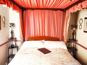 Double Room, Ensuite, Sea View (Room 4 Four Poster) | Soundproofing, free WiFi, bed sheets - Tall Storeys (Scarborough)