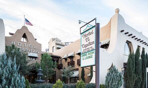 Hotel El Capitan con comedor y sala de estar, fundado en 1930, arquitecto Henry Trost.