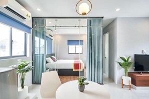 Minibar, két bảo mật tại phòng, bàn 