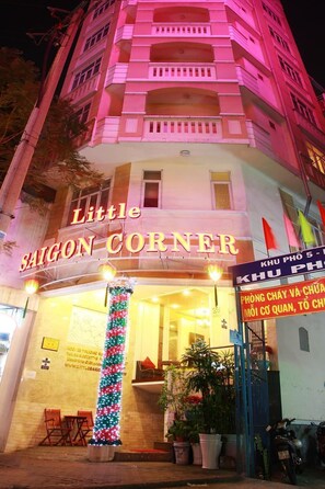 Mặt tiền nơi lưu trú - ban đêm