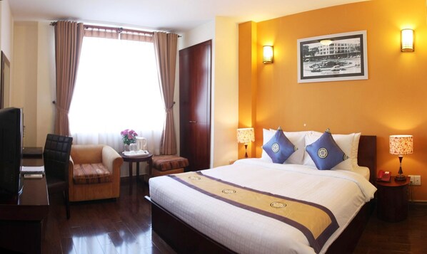 Minibar, in-room safe, desk, free WiFi - Little Saigon Corner Boutique Hotel (Ho Chi Minh City)