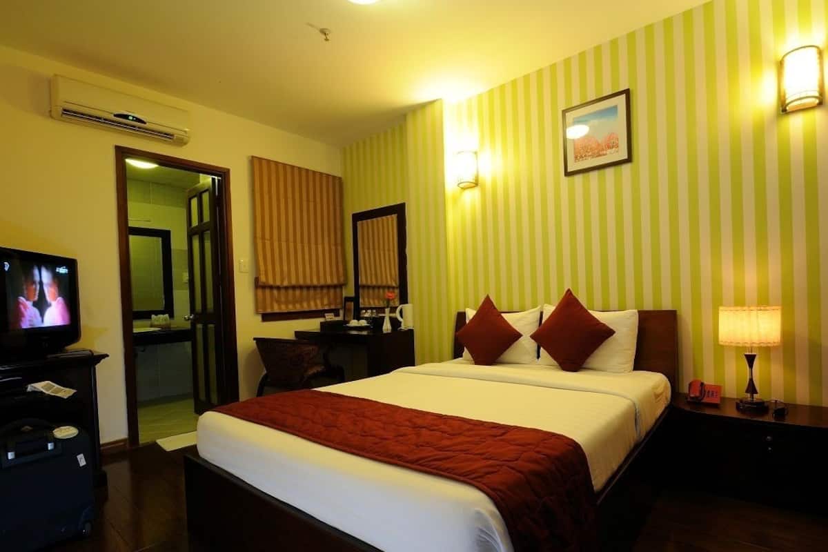 Minibar, in-room safe, desk, free WiFi